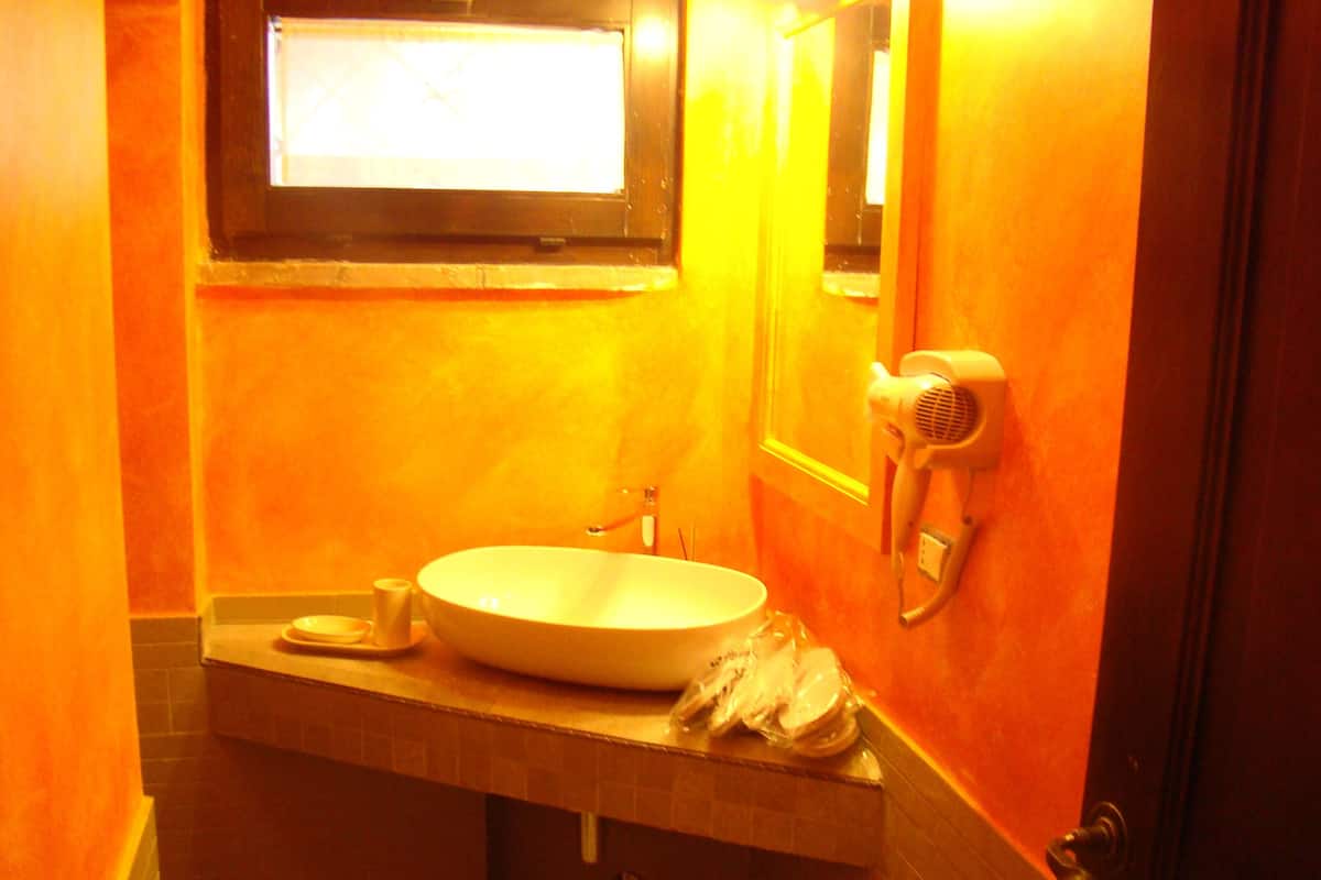 Jetted bath, bidet, towels, shampoo