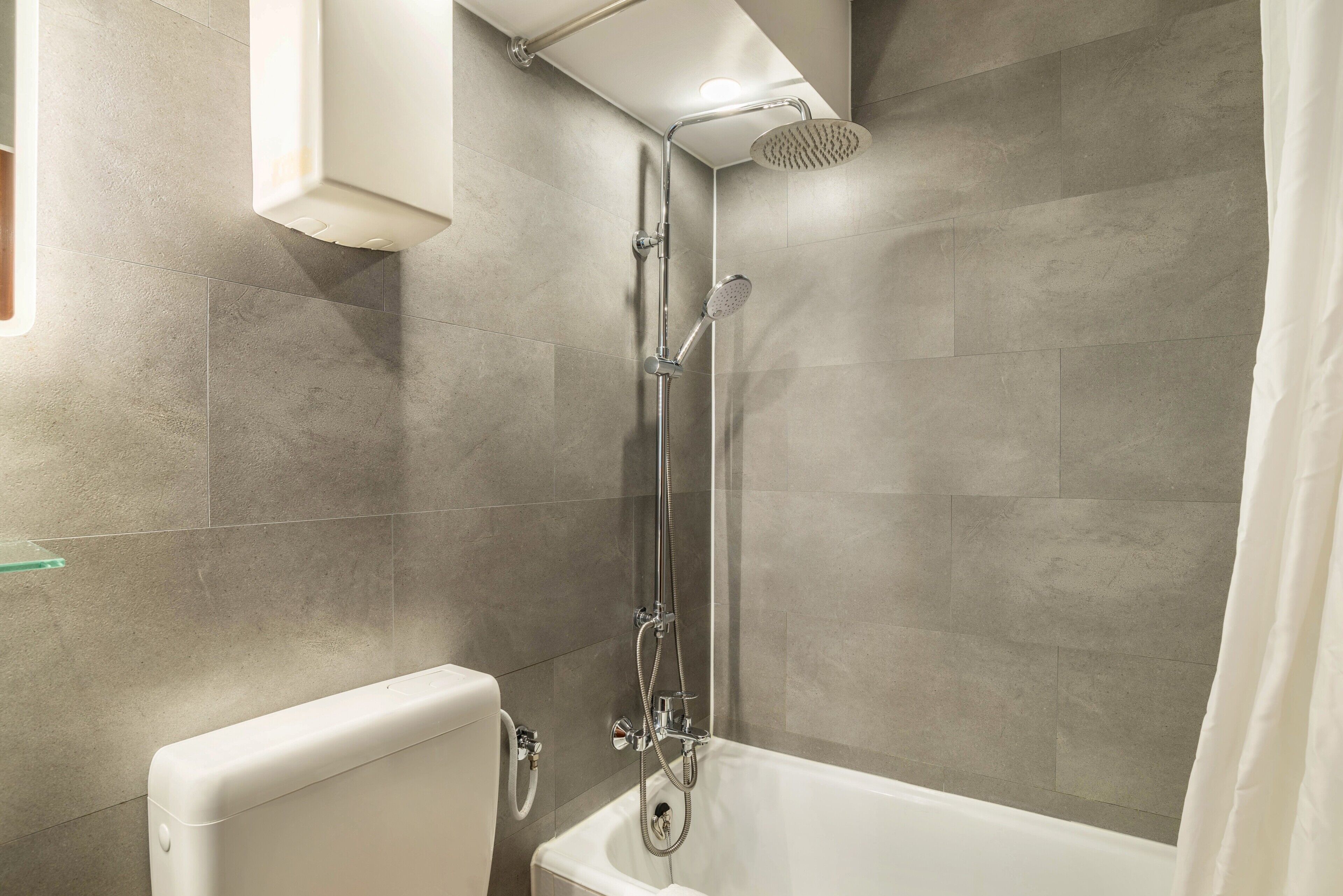 Badewanne, Haartrockner, Handtücher