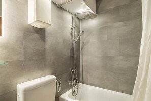 Badewanne, Haartrockner, Handtücher