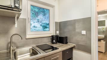 Kylskåp, mikrovågsugn, spishäll och kaffe- och tebryggare