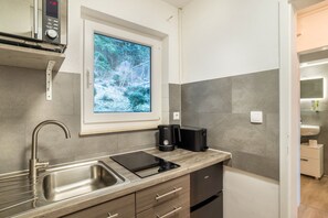 Réfrigérateur, four à micro-ondes, surface de cuisson, cafetière-théière