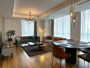 Appartement Deluxe, 3 chambres, vue ville, niveau Exécutif | Draps en coton égyptien, literie de qualité supérieure