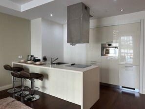 Appartement Standard, 1 chambre, vue piscine, côté cour intérieure | Cuisine privée | Grand réfrigérateur, micro-ondes, four, plaque de cuisson