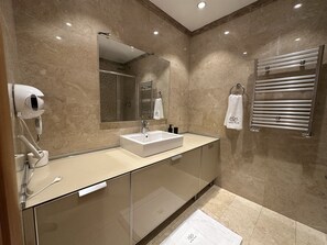 Standaard appartement, 3 slaapkamers, uitzicht op de stad | Badkamer | Een douche, een haardroger, handdoeken, zeep