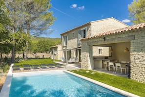 Outdoor pool, a heated pool - L'Instant Luberon: Recent stone Mas - Heated swimming pool and garden - GORDES - (Gordes)