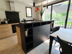 Kylskåp, mikrovågsugn, ugn och spishäll