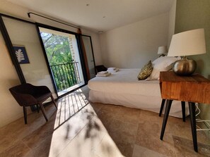 4 sovrum, värdeförvaringsskåp på rummet och skrivbord