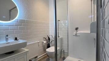 Haartrockner, Handtücher, Seife, Toilettenpapier