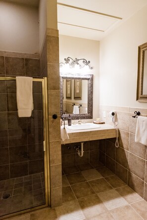 Standard Room | Bathroom - The Wildwood Inn (Denton)