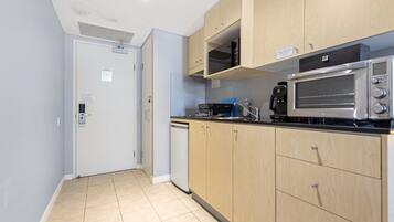 Cookware/dishes/utensils