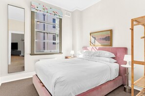 3 bedrooms, desk, iron/ironing board, free WiFi - Stylish heritage home The Rocks (The Rocks)