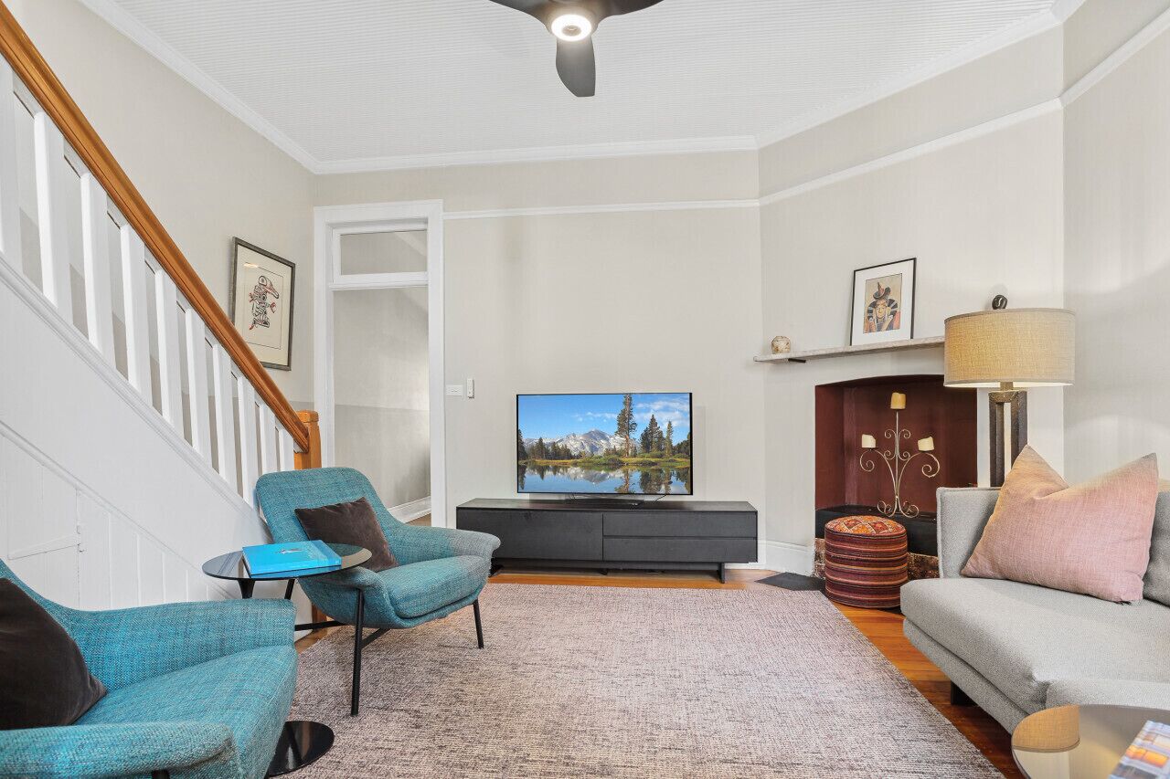 Smart TV, fireplace