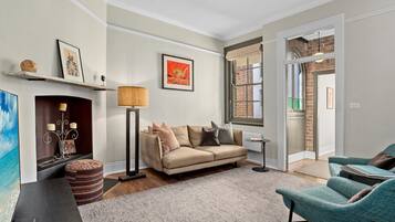 Smart TV, fireplace