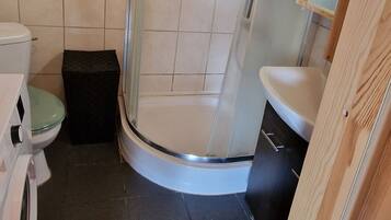 Douche, serviettes fournies, papier toilette