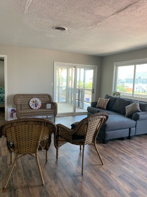 Smart TV - Oceanfront with balcony view. Steps to the beach and short walk to the inlet.   (North Topsail Beach)