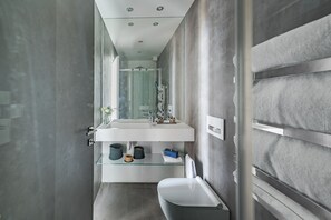 Dusche, Haartrockner, Bidet, Handtücher