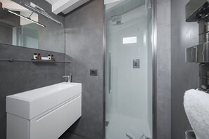 Een douche, een haardroger, een bidet, handdoeken