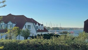 Una casa costera con vista al puerto deportivo y embarcaciones.