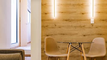 Deluxe Apartment | Dining room