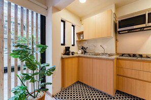 Departamento Deluxe | Cocina privada | Microondas, licuadora, utensilios de cocina y congelador 