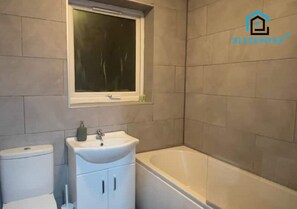 مجففات شعر، مناشف، صابون، ورق حمّام