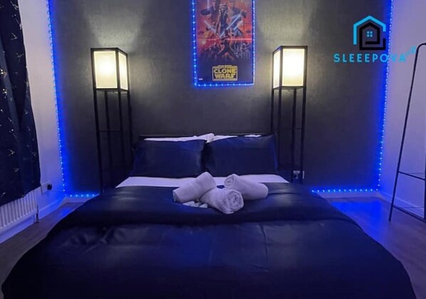 2 عدّة غرف نوم ومكواة/لوح كي وواي فاي وملاءات أسرّة