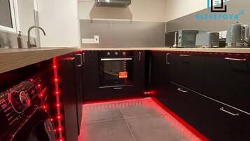 Cookware/dishes/utensils, dining tables