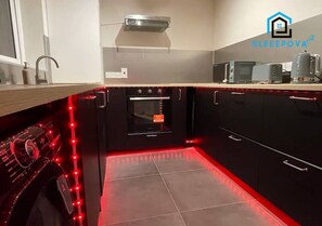 مستلزمات طهي/أطباق/أوعية، مائدة طعام