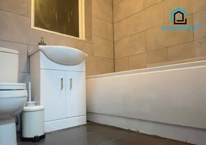 Hair dryer, towels, soap, toilet paper - 2BedApt|LongStayDiscounts|6+Guests|Wi-Fi|Modern|Business|Family|Leisure|Finchley (London)