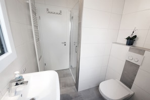 Douche, sĂšche-cheveux, serviettes fournies