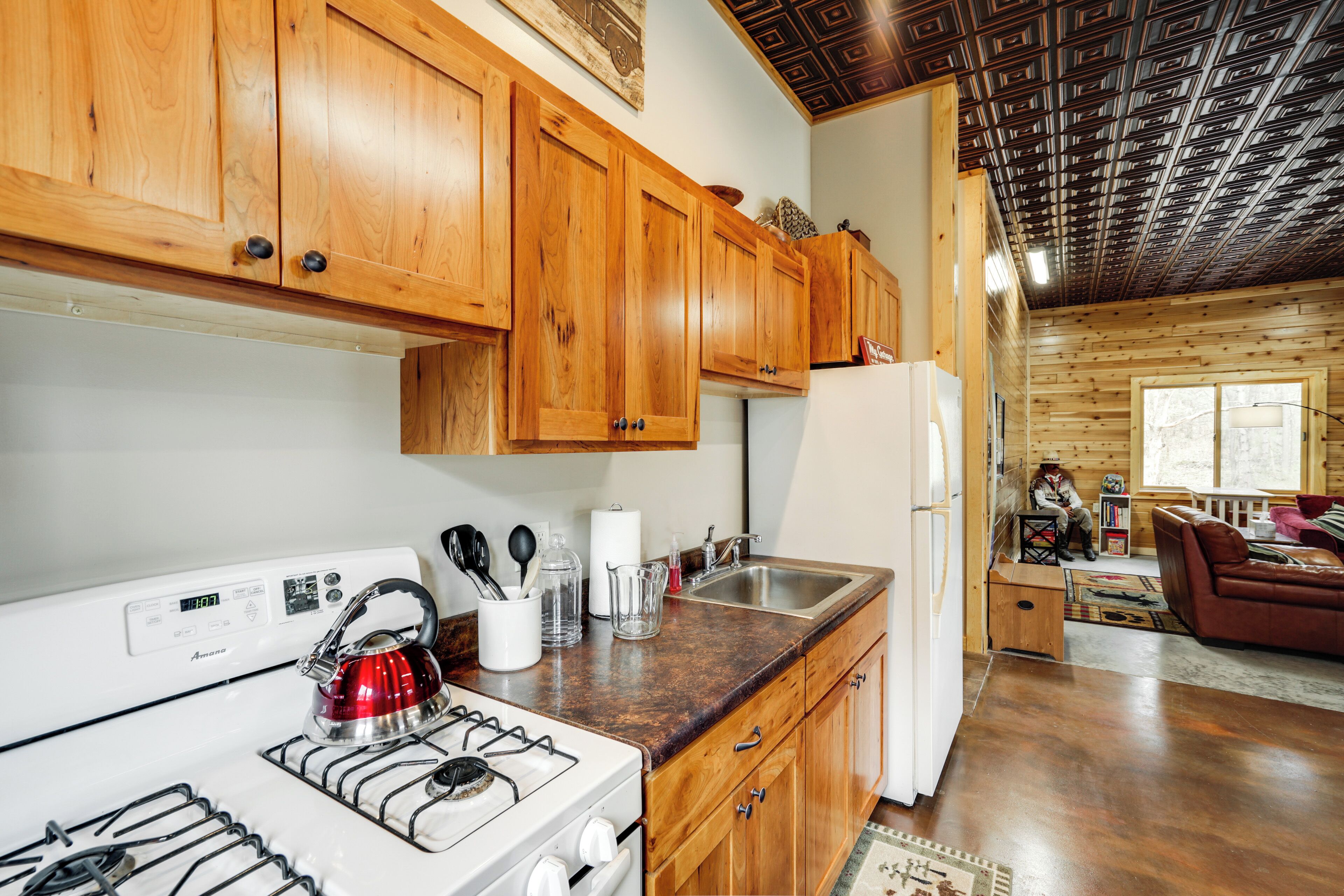 Una cocina con armarios de madera, estufa y refrigerador.