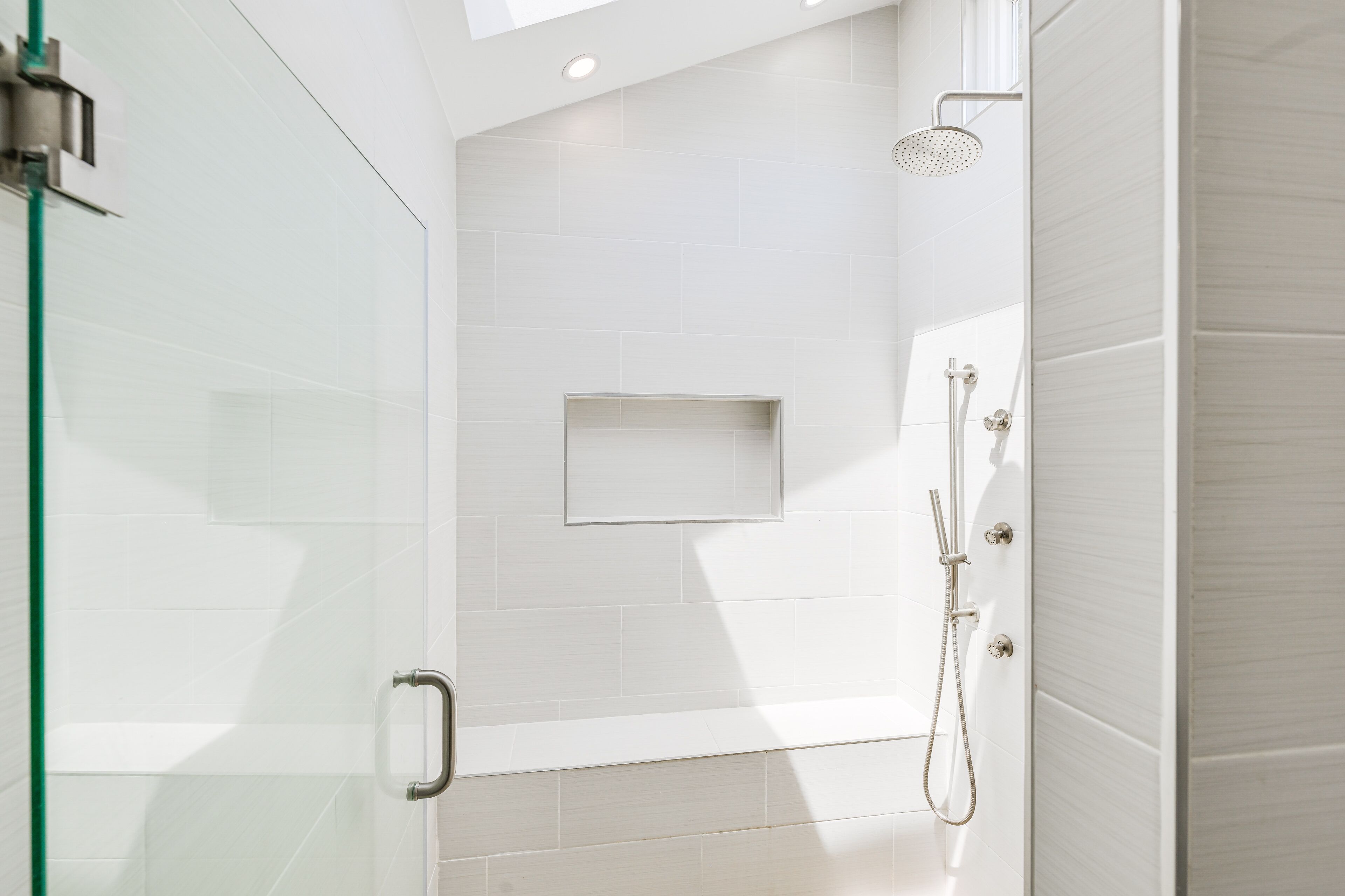 Articles de toilette gratuits, sèche-cheveux, serviettes fournies