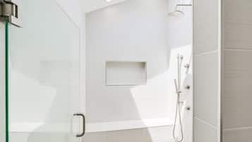 Articles de toilette gratuits, sĂšche-cheveux, serviettes fournies
