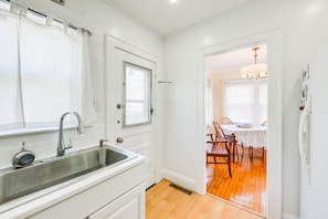 Interior - Point Lookout Cottage - Walk to Beach! (Point Lookout)