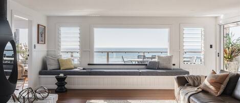 Fernseher, Kamin, Bücher, Videothek