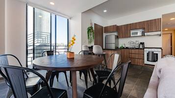 Deluxe Apartment | Dining room