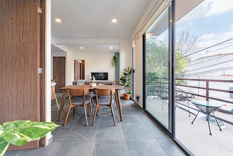 Deluxe Apartment | Dining room