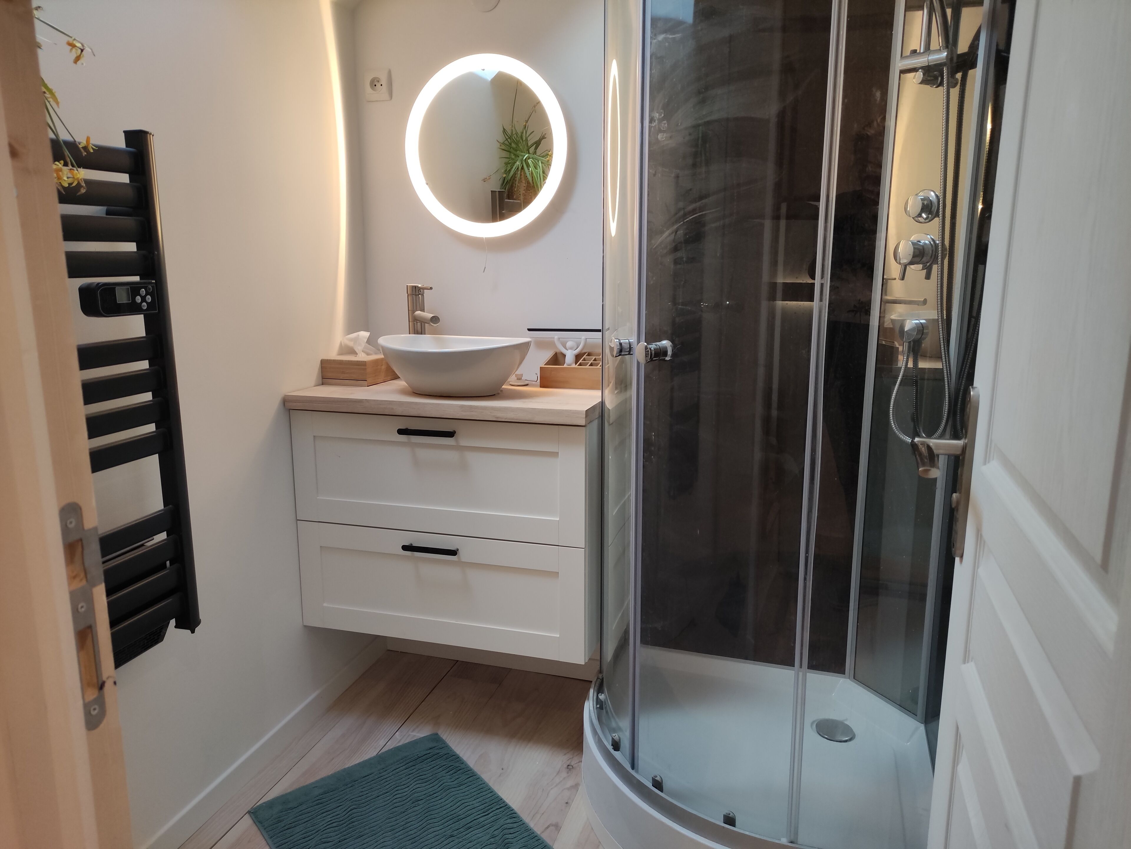 Een douche, een bubbelbad, een haardroger, handdoeken