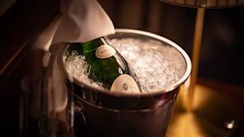 Eine Flasche Brut Champagner in einem Eiskübel mit einem Stoff.