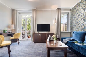 Deluxe Suite | Living area | 42-inch Smart TV with satellite channels, TV, Netflix - Logis Hotel QUARTIER 5 (Gohrisch)