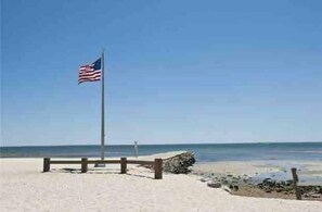 Chaises longues, serviettes de plage