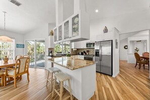 冷蔵庫、電子レンジ、オーブン、コンロ