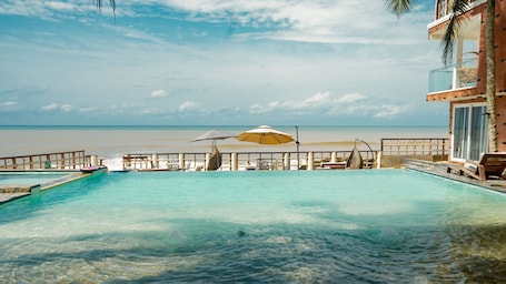 Una piscina al aire libre, sombrillas