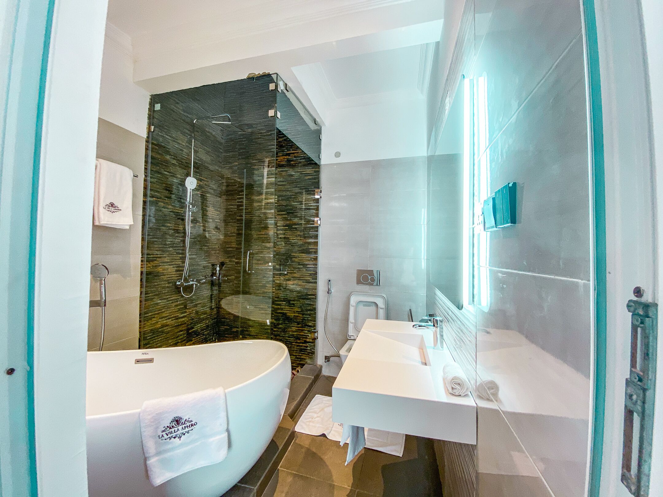 Junior Suite | Bathroom | Separate tub and shower, deep soaking tub, free toiletries, bathrobes
