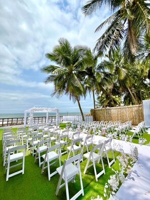 位於海灘上、白沙、遮陽傘、海灘浴巾