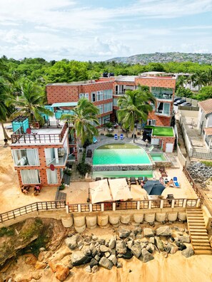 Front of property – evening/night - La Villa Aphro Ghana (Kokrobite)