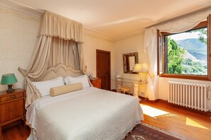 12 bedrooms, iron/ironing board, Internet, bed sheets