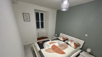 2 slaapkamers, een bureau, een strijkplank/strijkijzer, gratis wifi