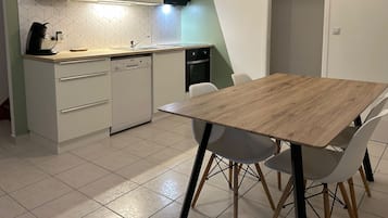 Een koelkast, een magnetron, een oven, een kookplaat