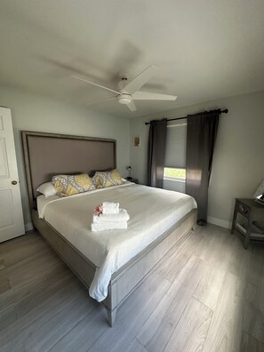 3 bedrooms, desk, WiFi, bed sheets - Beach house with private pool (Bonita Springs)